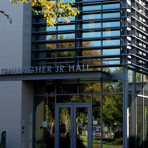 The front entrance to Gallagher Hall at the ϲʿͼ Graduate School of Management