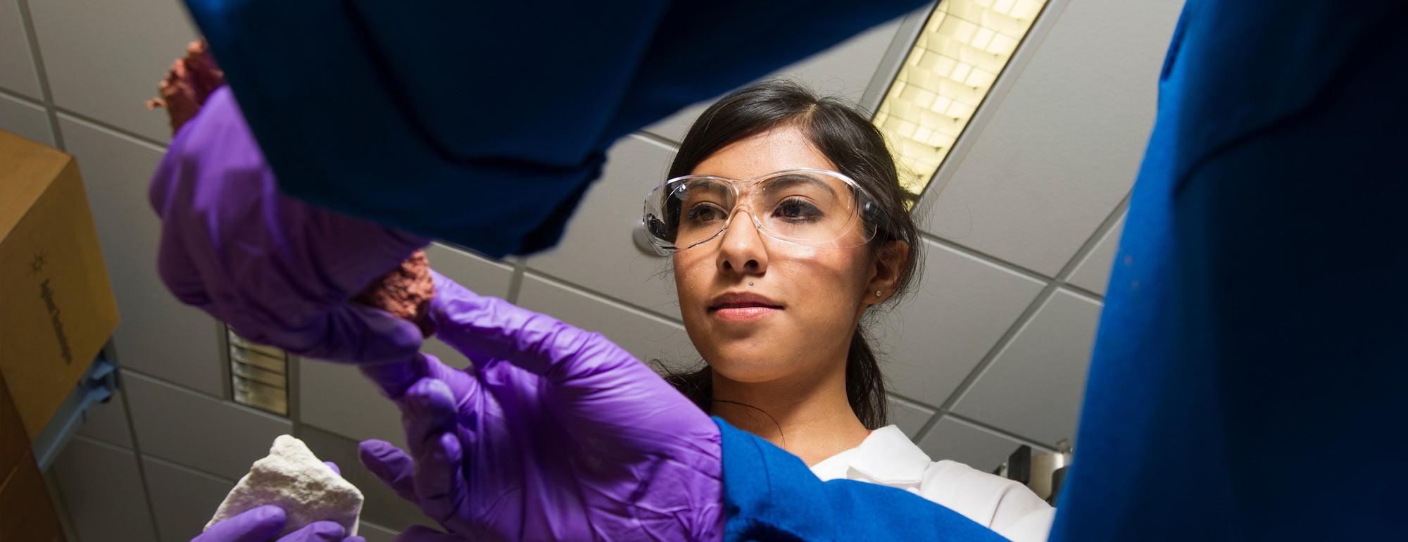 A female student works with a researcher in a lab on the ϲʿͼ campus