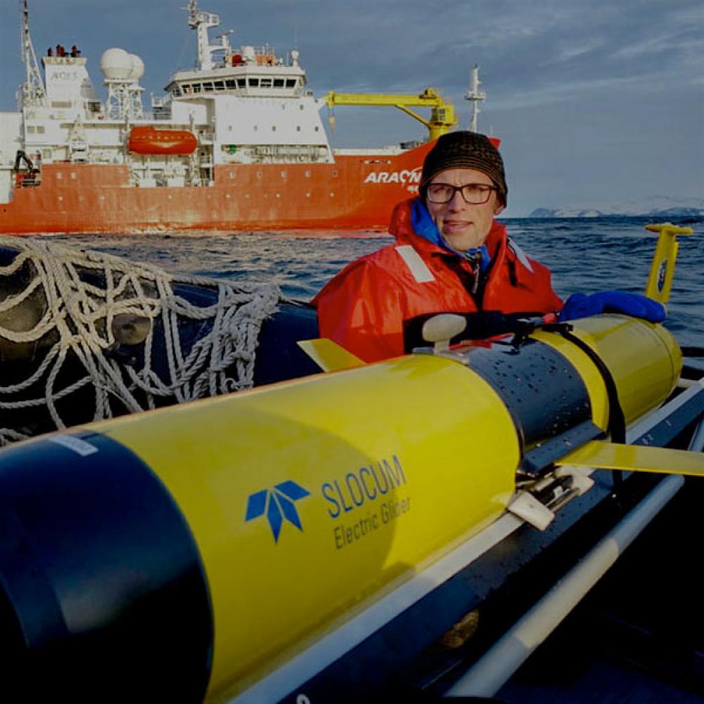 A ϲʿͼ researcher works with a submersible that monitors ocean temperatures